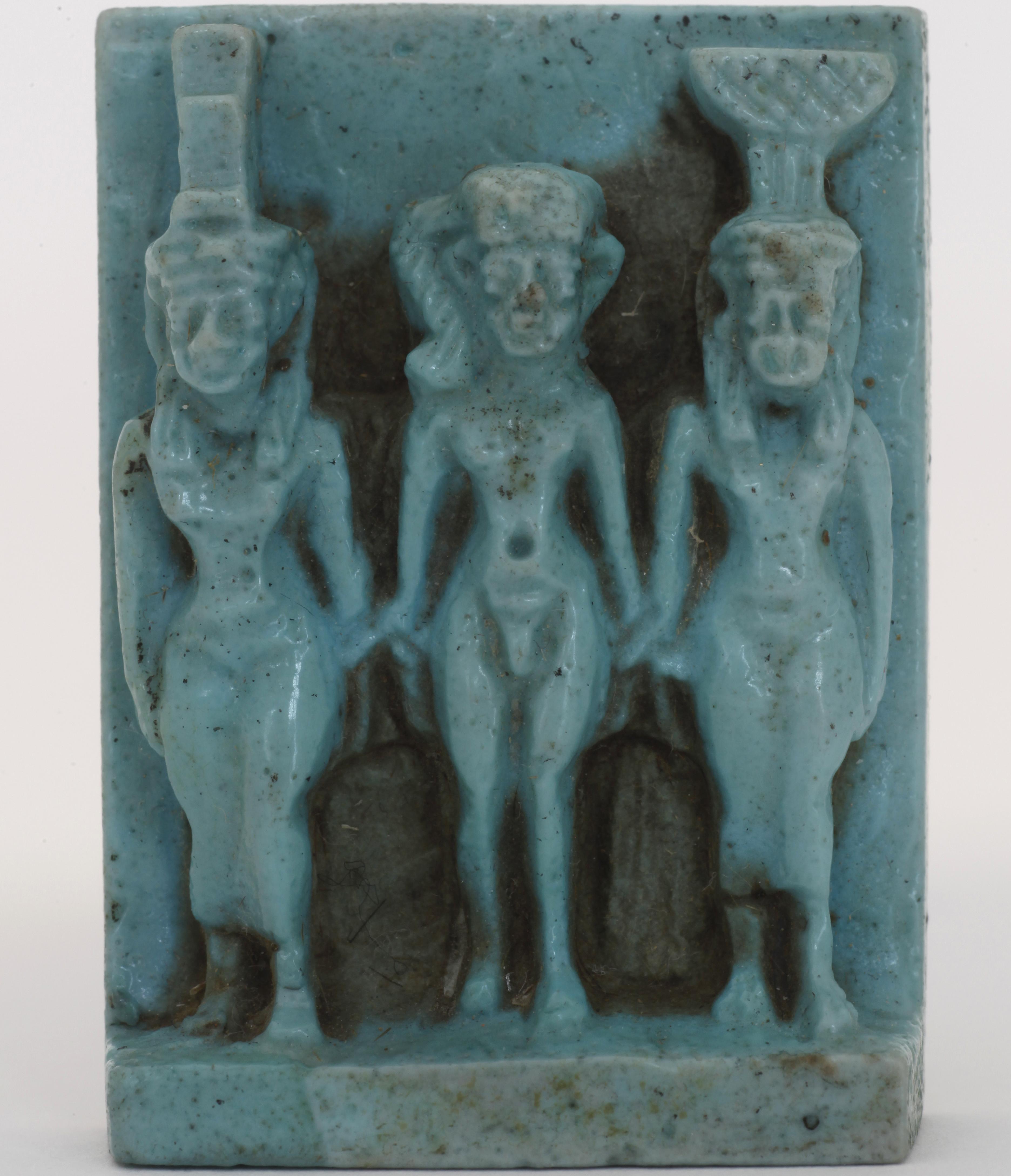 Eine Aufnahme zeigt das kleine Amulett mit drei Göttern, die Göttertriade