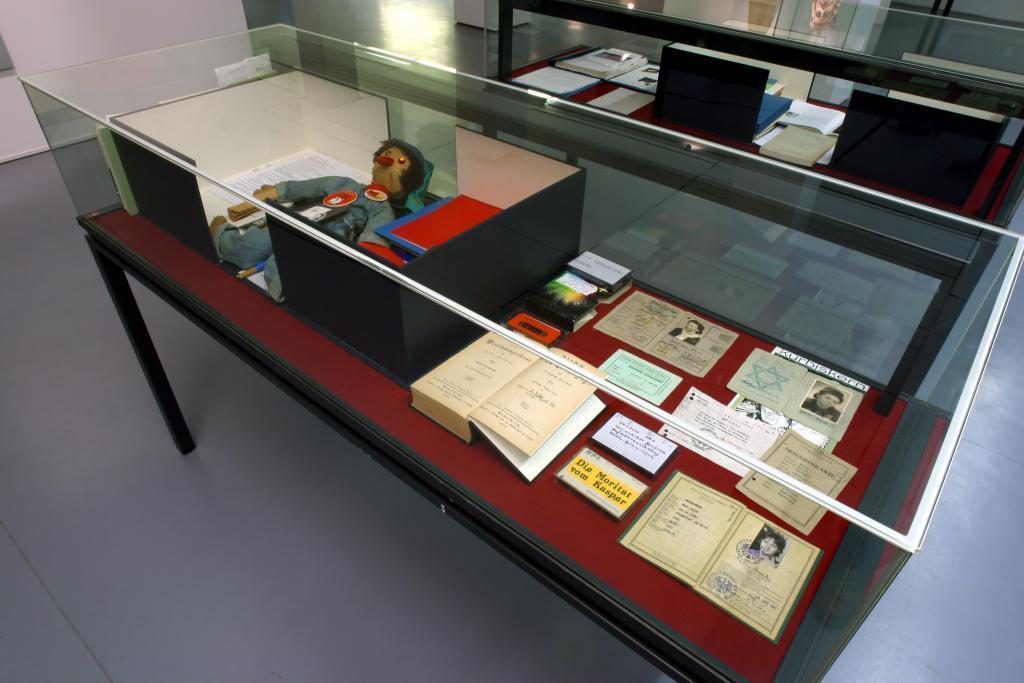 Einblick in einen Beitrag aus der Bibliothek der Generationen, Foto: HMF, Irina Zikuschka Ein Beitrag aus der Bibliothek der Generationen liegt geöffnet in einer Vitrine.