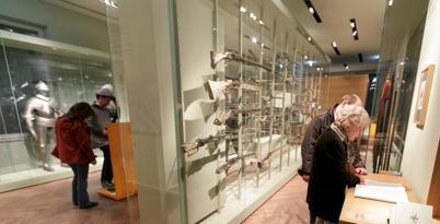 Besucher betrachten die Waffen der Sammlung Fellner