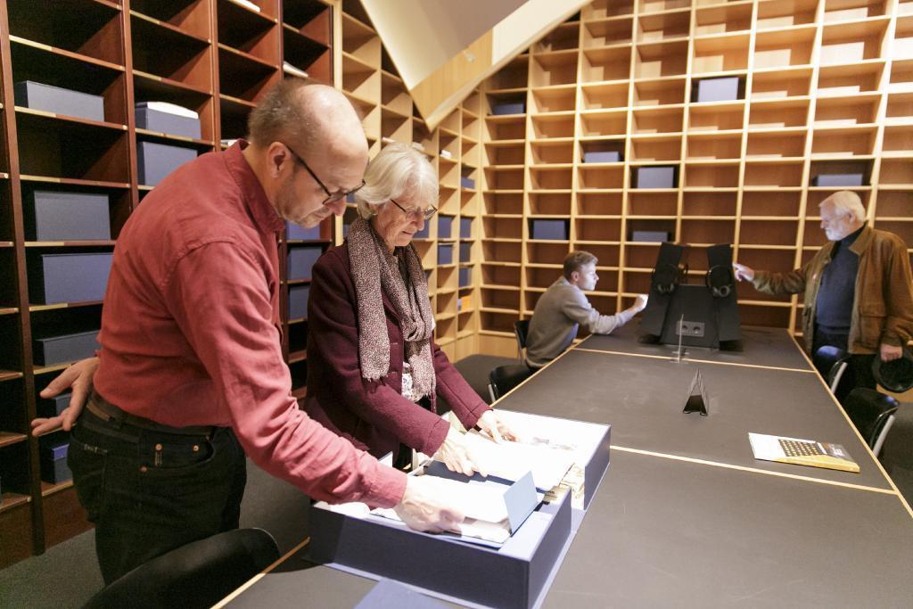 Besucher und Ehrenamtliche in der Bibliothek der Generationen © HMF Stefanie Kösling