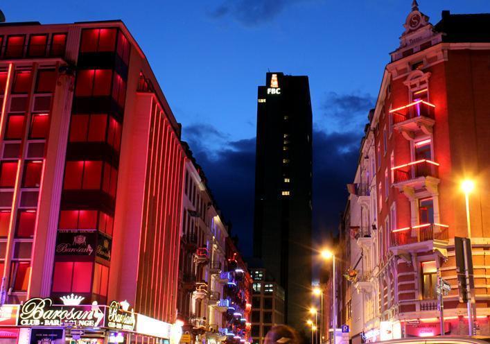 Das Foto zeigt die Elbestraße bei Nacht mit den Leuchtreklamen der Spielkasinos und Bordelle