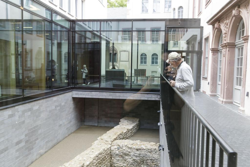 Besucher auf der Galerie zum Stauferhafen © HMF Stefanie Kösling