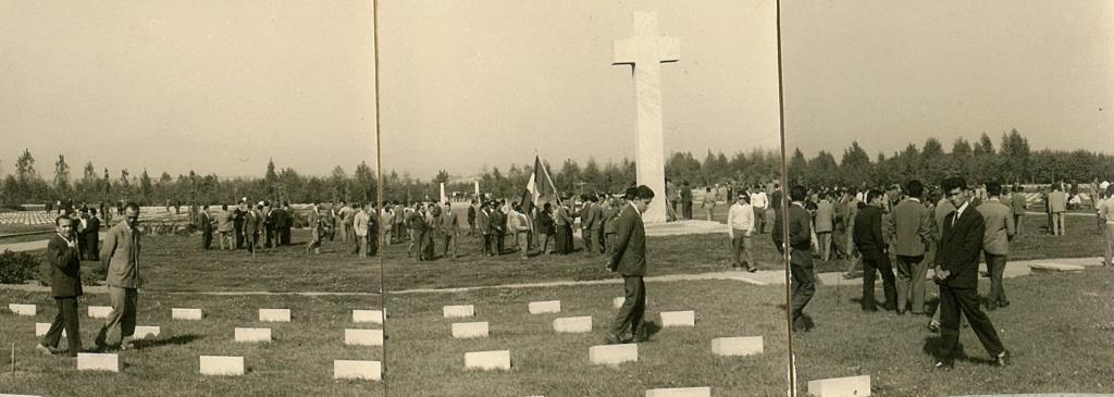 Schwarz-weiß-Fotografie von Menschen auf dem Italienischen Ehrenfriedhof.