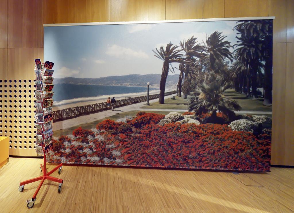 Frankfurter Gartenlust: Geraniums are never red, Uriel Orlow © HMF Blick in die Ausstellung auf ein riesiges Bild mit Geranien und Meer
