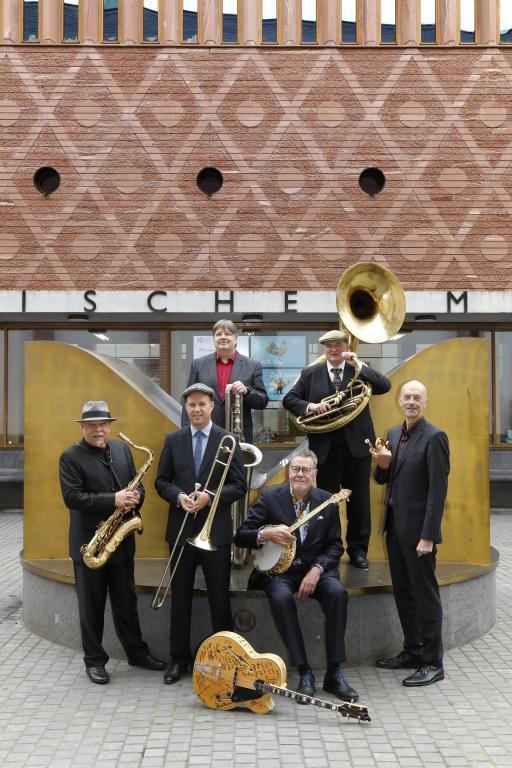 HMF Allstars mit Instrumenten auf dem Vorplatz des Historischen Museums