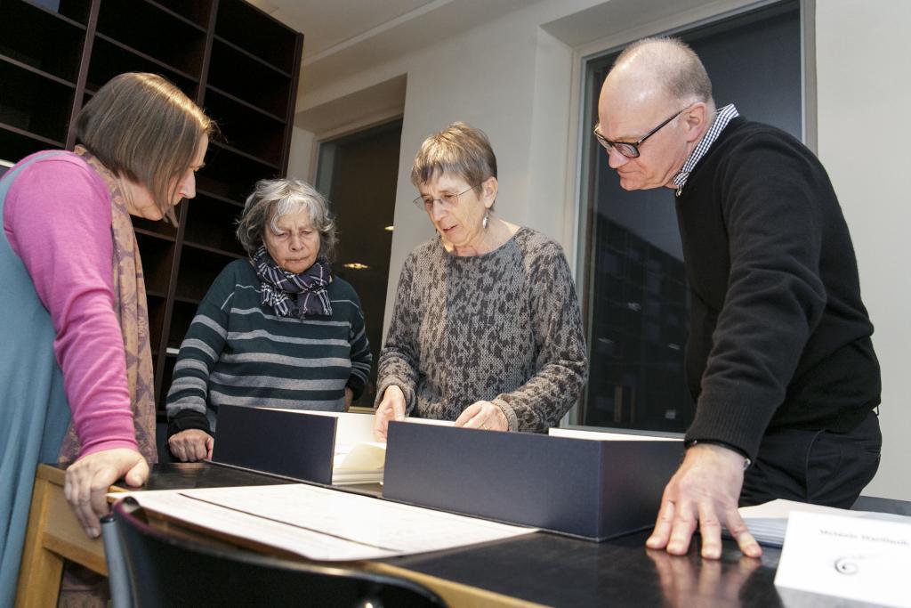 Besuchende in der Bibliothek der Generationen