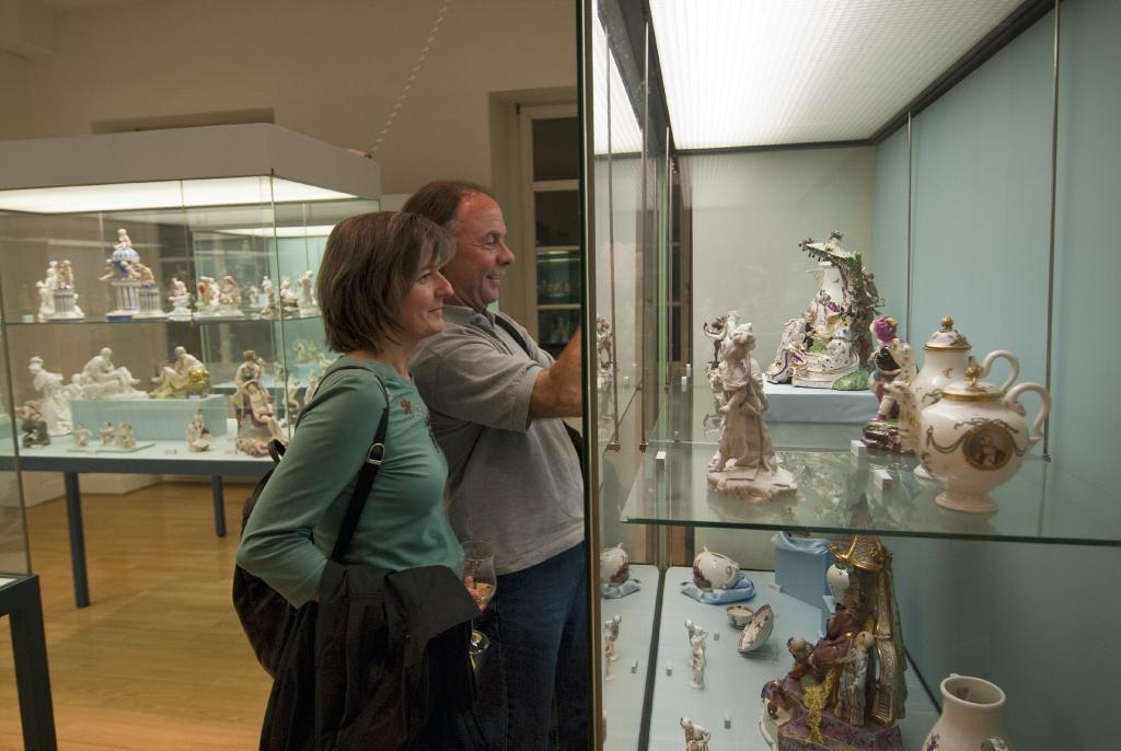 Ein Paar schaut sich eine Vitrine im Porzellanmuseum an