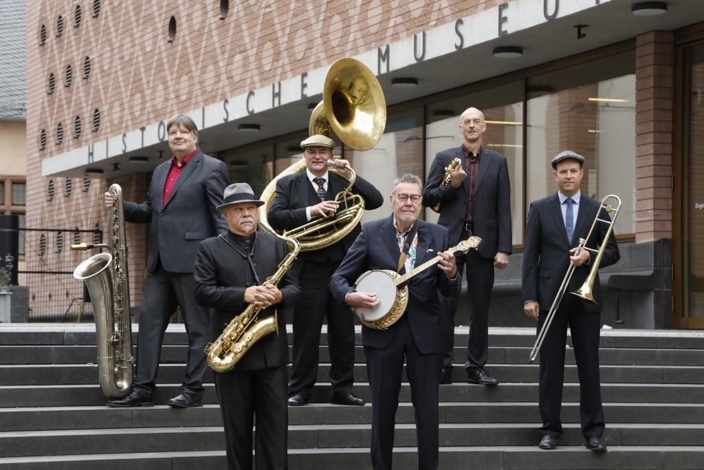 HMF Allstars mit Instrumenten auf dem Vorplatz des Historischen Museums