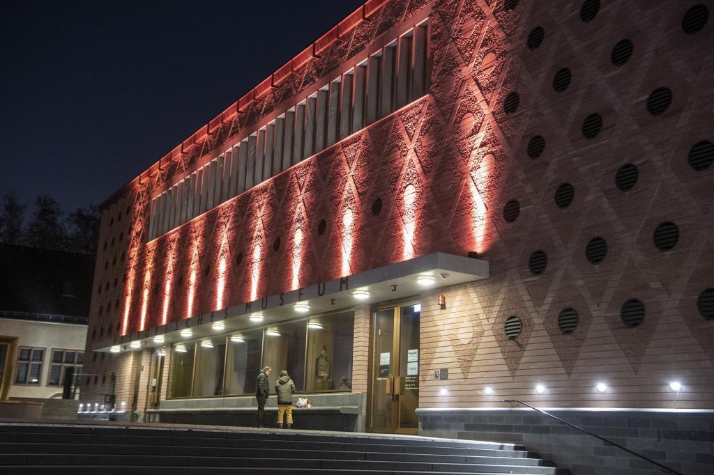 Das Museum orange beleuchtet zum Tag gegen Gewalt gegen Frauen Das Museum orange beleuchtet zum Tag gegen Gewalt gegen Frauen