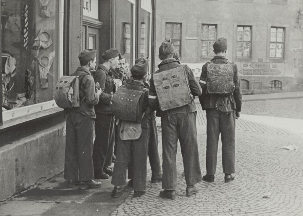Jungen mit Tornistern, Fotografie von Friedrich Robert Otto Emmel, c HMF