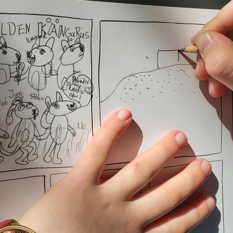 Kinderhand beim Comic-Zeichnen