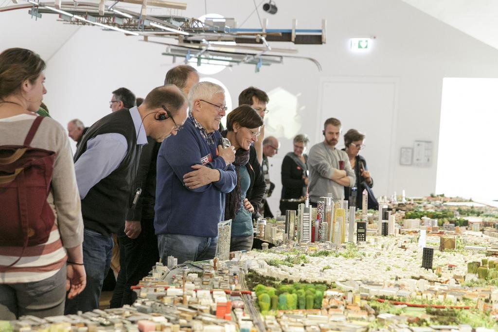 Besucher*innen vor dem Stadtmodell Frankfurts 