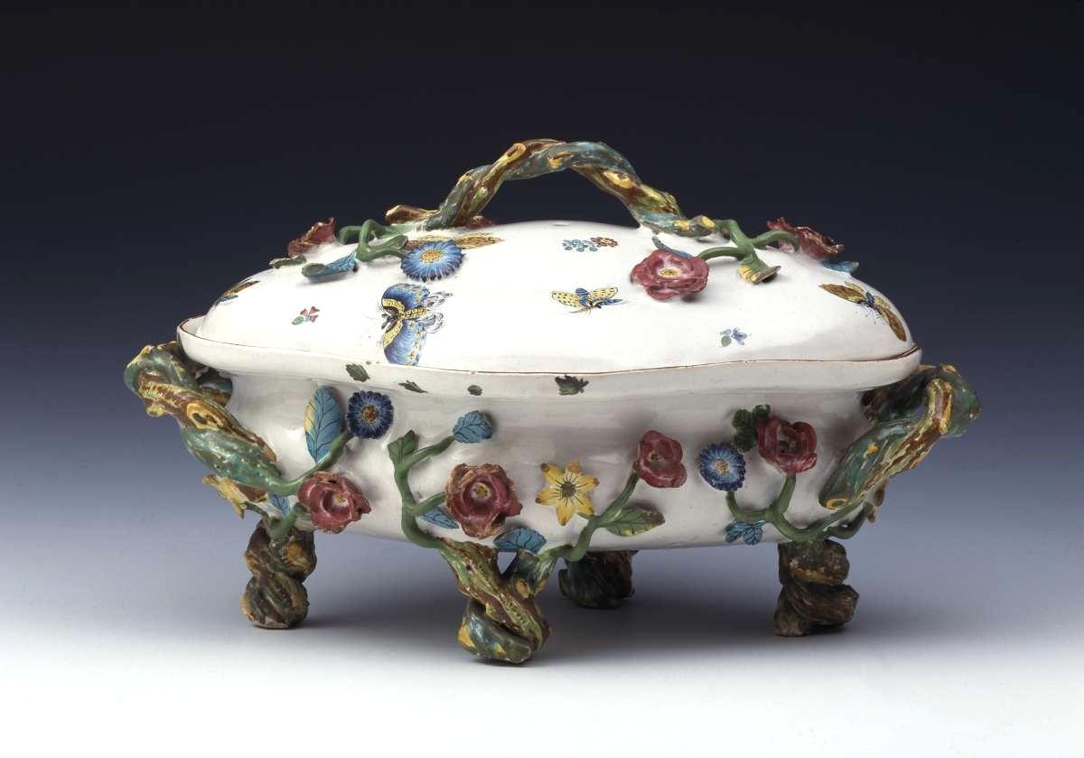 Ein Foto einer Porzellanschale mit Blumenranken und Blüten zeigt ein kostbares Stück aus der Sammlung des Porzellan Museums