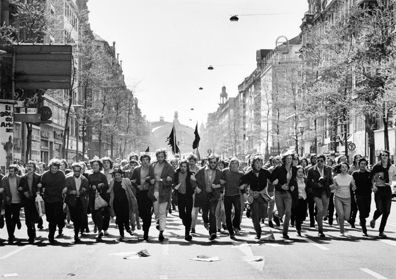 Demonstration gegen den Vietnamkrieg, Kaiserstraße, 1970 © Barbara Klemm, HMF