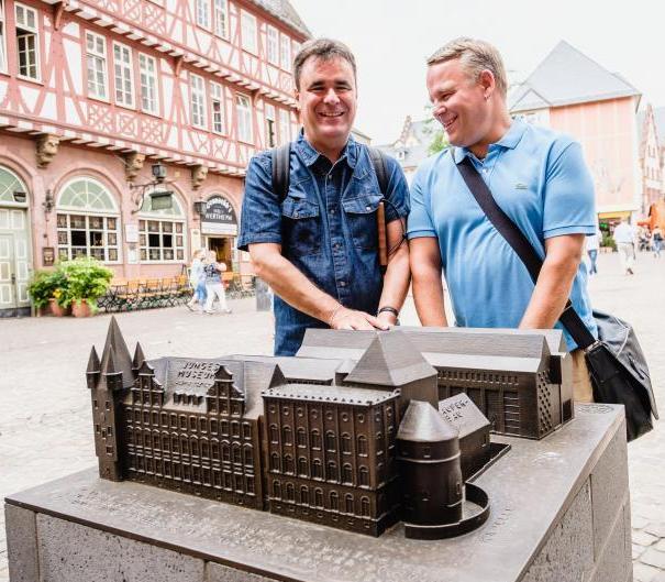 Zwei Männer mit Sehbehinderung am Tastmodell des Museums
