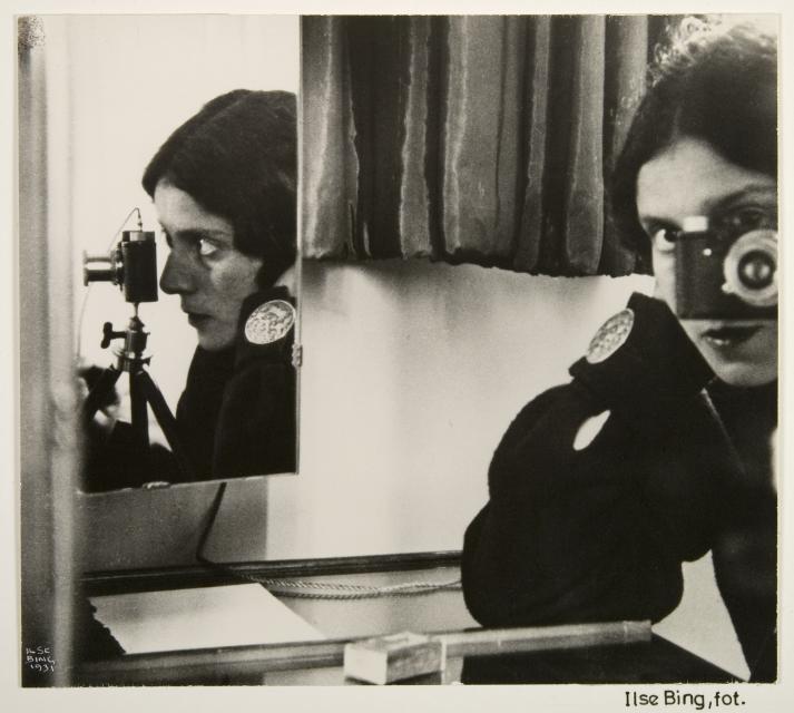 Schwarz-weiß-Fotografie von Ilse Bing, sie blickt mit der Kamera in den Spiegel