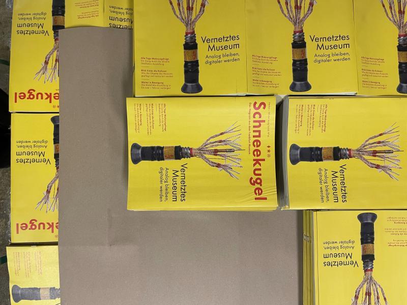 Schneekugel Magazine auf mehreren Stapeln bei der Anlieferung