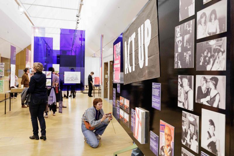 Besucherinnen in der Ausstellung Besucherinnen in der Ausstellung