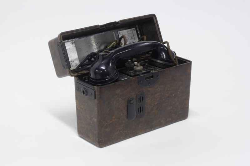 Das Foto zeigt ein Feldtelefon aus der Sammlung Eva Stille als Anspielung auf den Service, für Museumsbesucher