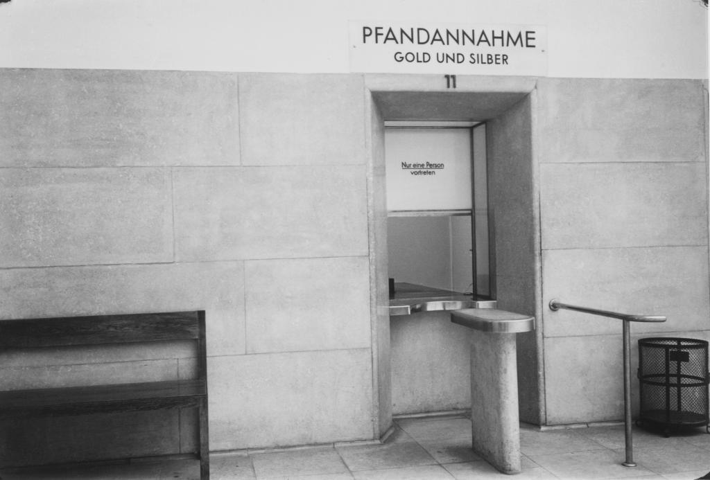 Verfolgung hinter der Anonymität der Behörden: Annahmeschalter des städtischen Leihamts München in der Augustenstraße 20, 6.9.1934 (Stadtarchiv München, FS-STB-0612)