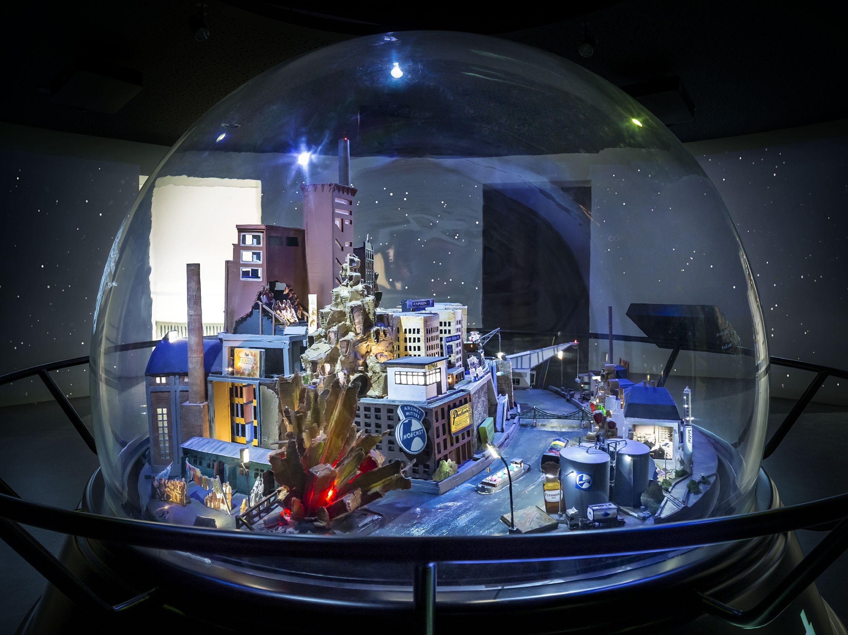 Diese Bild zeigt das Modell der Industrie-und Chemiestadt in der Schneekugel im Museum