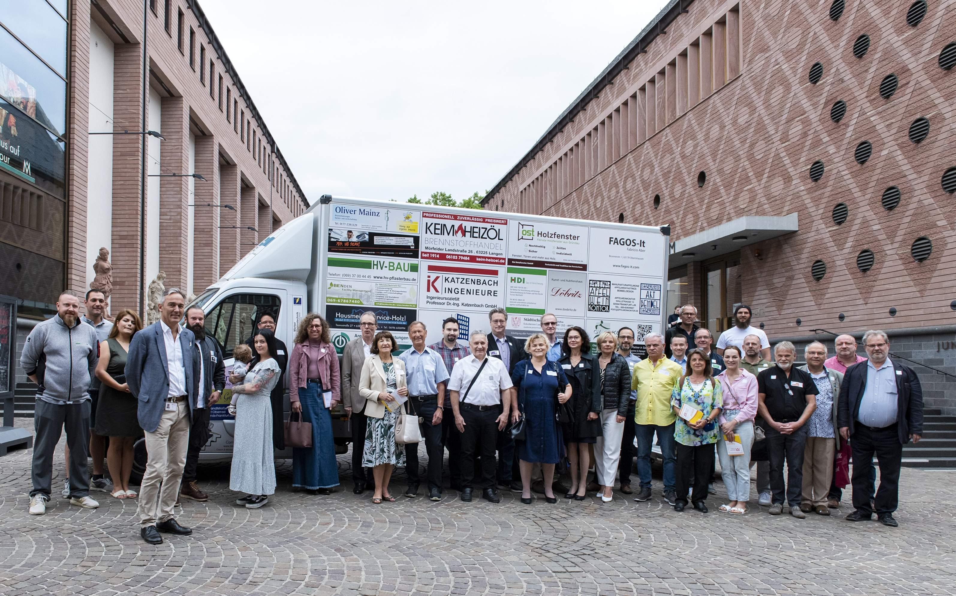 Das Foto zeigt die Sponsorengruppe vor dem neuen Museumsfahrzeug vor dem Historischen Museum. 