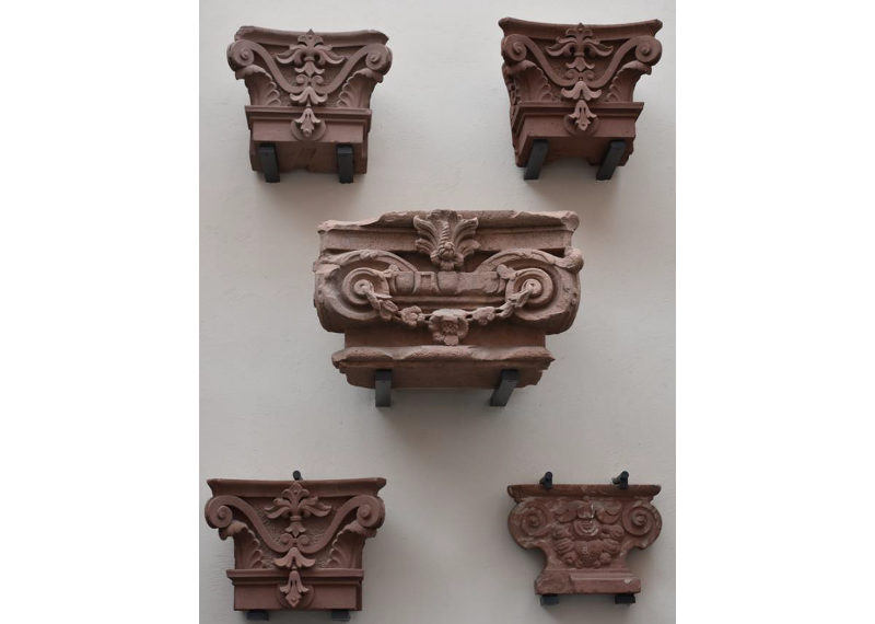 Das Foto zeigt vier Pilasterkapitelle aus dem 19. Jahrhundert