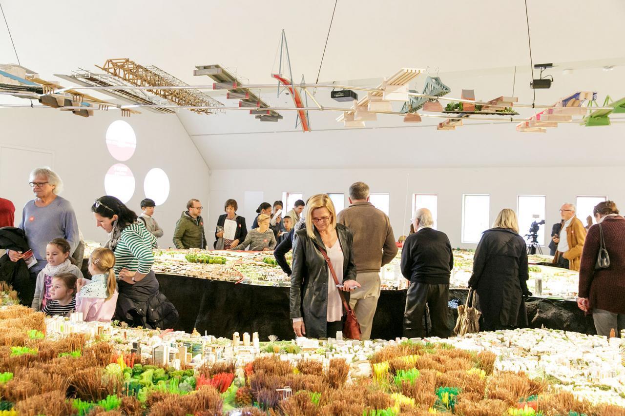 Besucher*innen schauen sich das Stadtmodell bei der Eröffnung 2017 an.