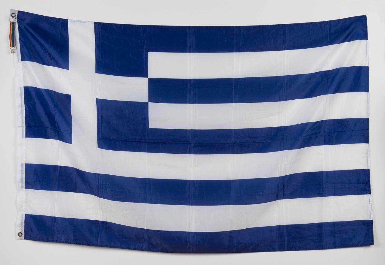 Auf dem Foto ist eine große Fahne Griechenlands, mit blauen und weißen Streifen, zu sehen.