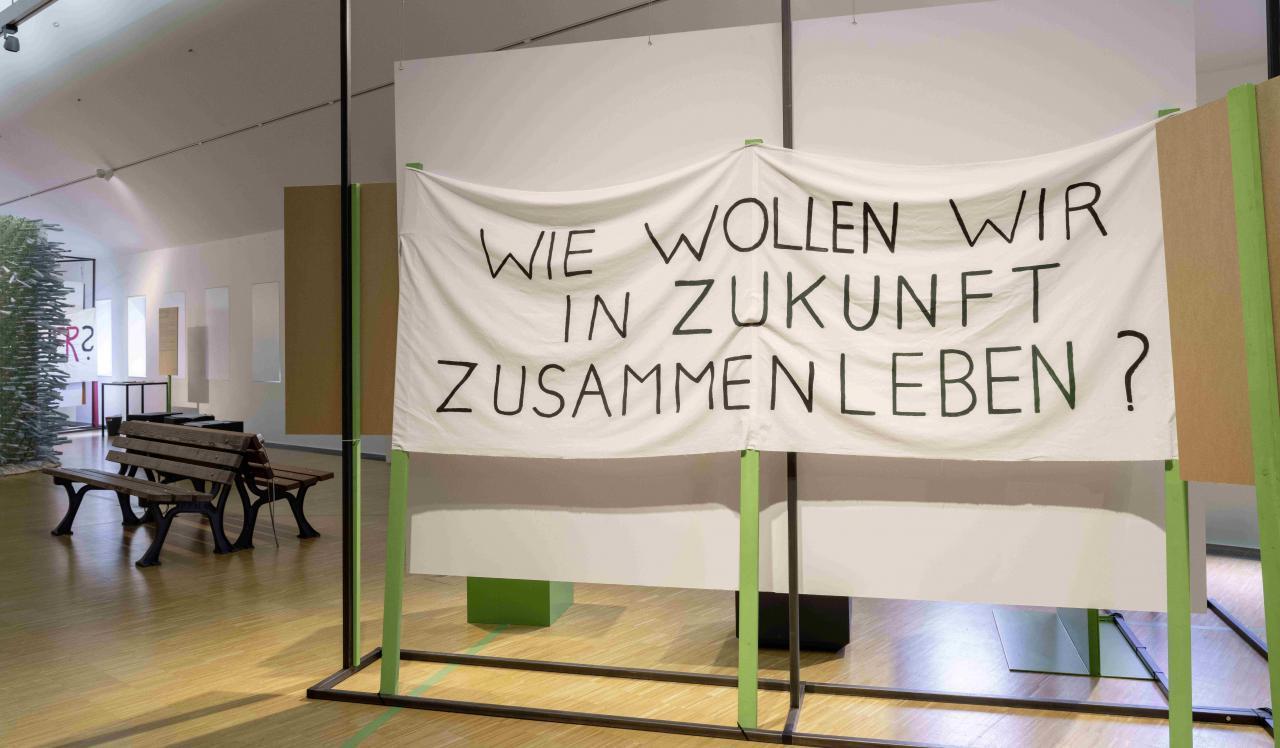 Banner in einer Ausstellung mit dem Text: