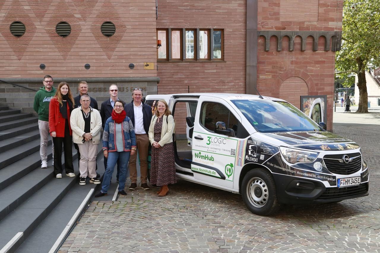 Empfang mit Sponsoren 2024 des neuen E-Autos des HMF vor dem Museum