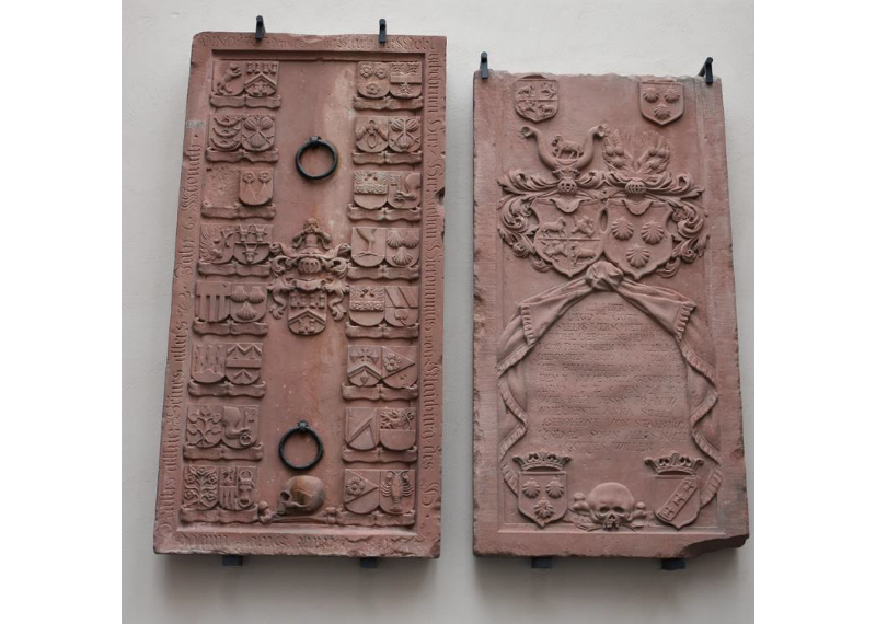 Eine Grabplatte und eine Gruftplatte aus Rotsandstein