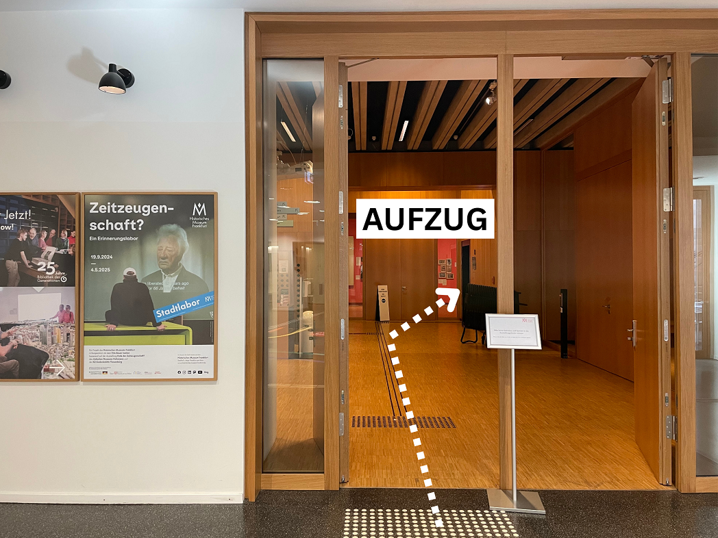 Pfeil zum Aufzug durch die Tür und rechts