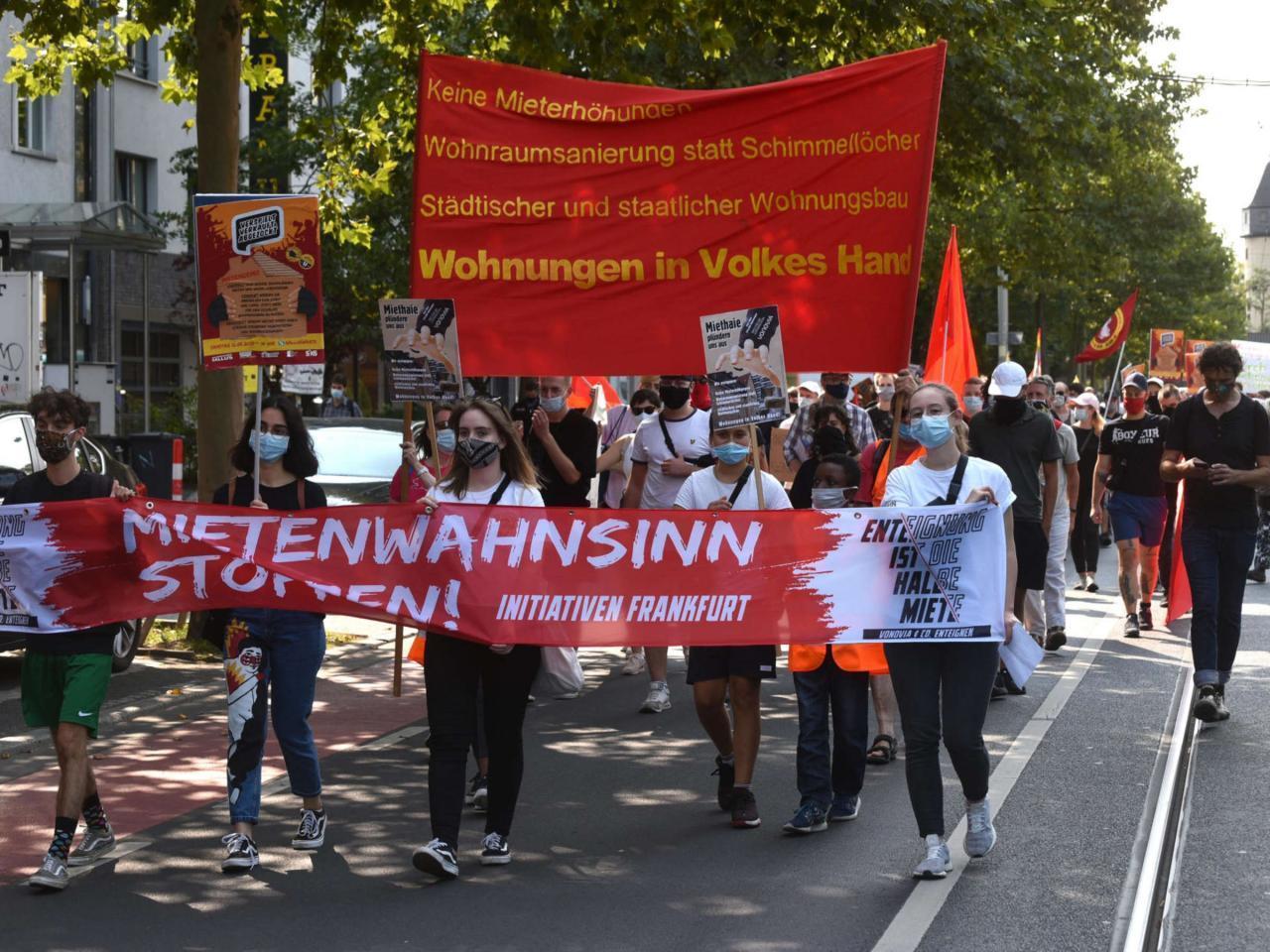 Menschen protestieren im Gallus-Viertel