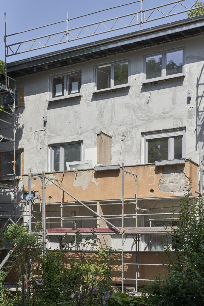 Ein Haus mit kaputten Balkonen in der Carl-von-Weinberg-Siedlung