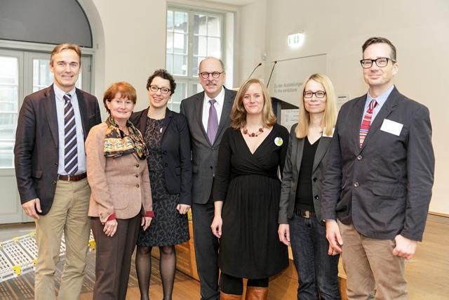 Die Fotografie zeigt Jan Gerhow, Prof. Dr. Daniela Birkenfeld, Susanne Gesser, Stefan Grüttner, Anne Gemeinhardt, Christine van den Borg und Richard Sandell.