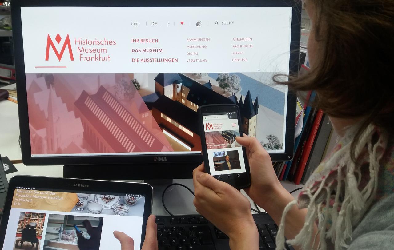 Ein Foto zeigt die verschiedenen Geräte auf denen das Portal responsiv gezeigt wird: Smartphone, Tablet und Desktop Computer