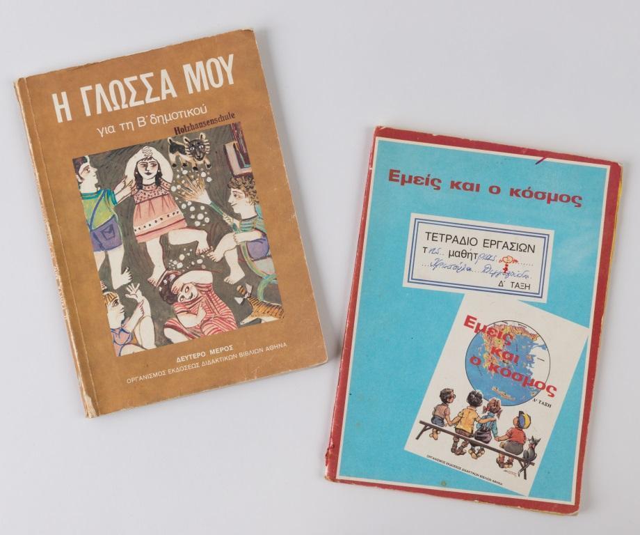 Das Foto zeigt zwei alte Schulbücher. 