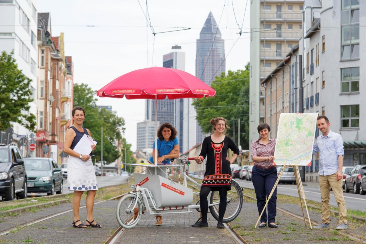 Das Foto zeigt das Frankfurt-Jetzt-Team mit dem Forschungsfahrrad in der Stadt