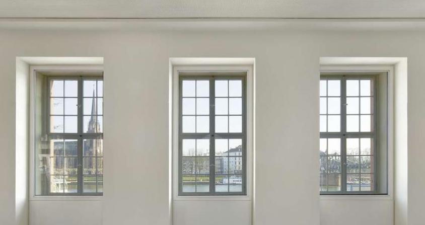 Das Foto zeigt einen Ausschnitt der Fensterfront im Leopold-Sonnemann-Saal, mit Blickrichtung Main. 